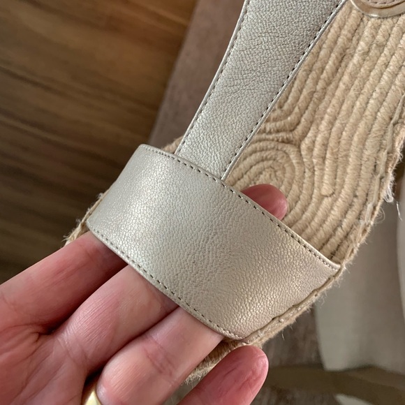 Kenneth Cole NY Olivia T Strap Espadrille Wedge Sandal Ice Leather - Picture 5 of 10